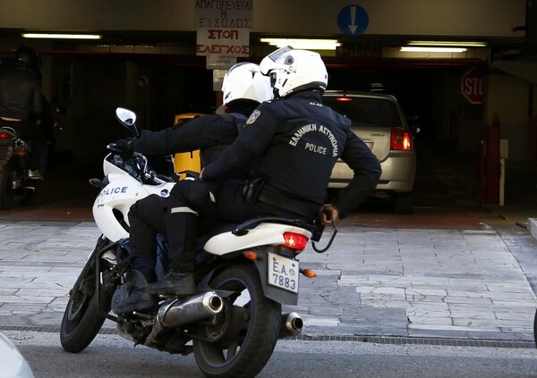 Μετάλλιο σε αστυνομικό που έσωσε τρεις πολίτες από φλεγόμενο διαμέρισμα στη Θεσσαλονίκη