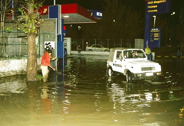 Πλημμύρισε η Πειραιώς- από αύριο και χιόνια