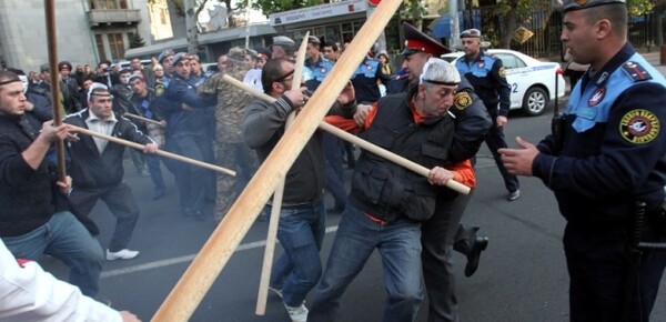 Ένταση και συμπλοκές μεταξύ αστυνομίας και διαδηλωτών στην Αρμενία