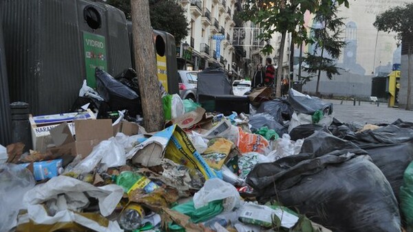 Επιστράτευση εκτάκτων οδοκαθαριστών για να καθαρίσει το κέντρο της Μαδρίτης