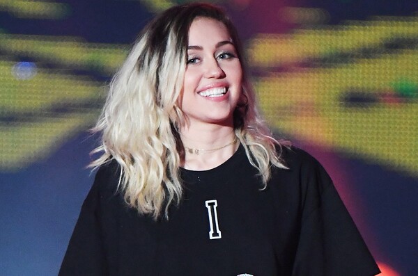 Άντρας παρίστανε τον αδερφό της Miley Cyrus για να πείσει ανήλικο να του στέλνει γυμνές φωτογραφίες