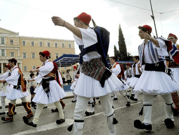 Kυκλοφοριακές ρυθμίσεις για την παρέλαση σε Αθήνα και Πειραιά