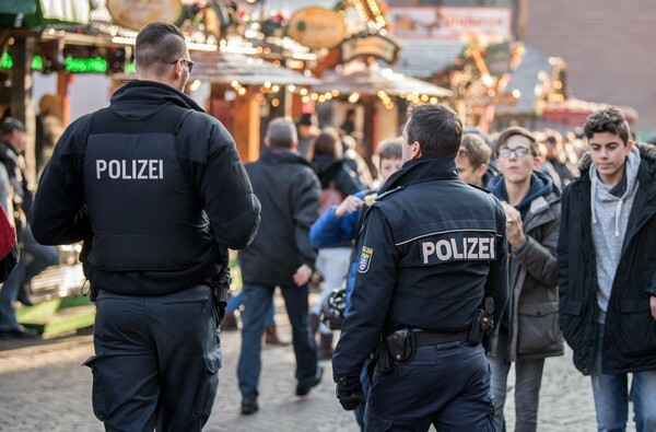 Εκκένωση χριστουγεννιάτικης αγοράς στην Φρανκφούρτη εξαιτίας ύποπτου πακέτου