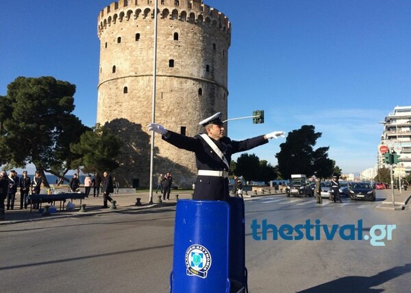 Ο τροχονόμος επέστρεψε με το μπλε βαρέλι του στον Λευκό Πύργο