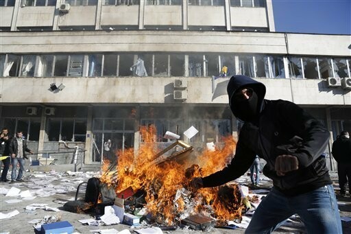 Βοσνία-Ερζεγοβίνη: Διαδηλωτές έβαλαν φωτιά στο Προεδρικό Μέγαρο