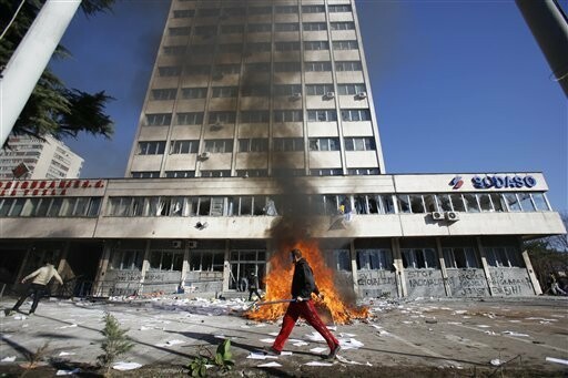 Βοσνία-Ερζεγοβίνη: Διαδηλωτές έβαλαν φωτιά στο Προεδρικό Μέγαρο