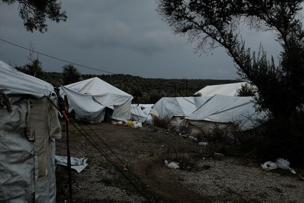 Δύο συλλήψεις στους καταυλισμούς προσφύγων σε Λέσβο και Σάμο