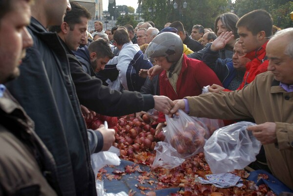 Με λιγότερα από 800 ευρώ το μήνα έζησαν οι μισές οικογένειες στην Ελλάδα