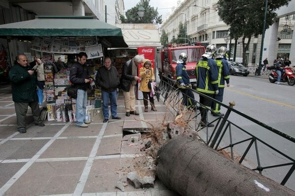 Σαρώνουν οι θυελλώδεις άνεμοι