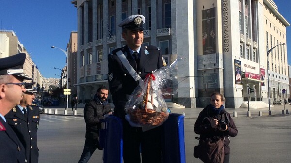 Ο τροχονόμος επέστρεψε με το μπλε βαρέλι του στον Λευκό Πύργο