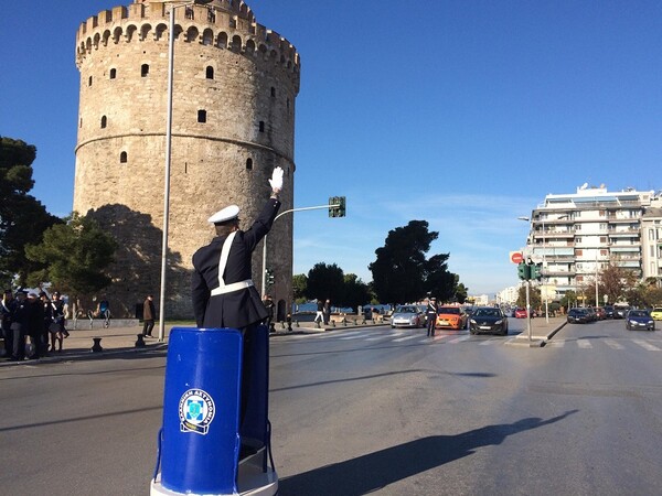 Ο τροχονόμος επέστρεψε με το μπλε βαρέλι του στον Λευκό Πύργο