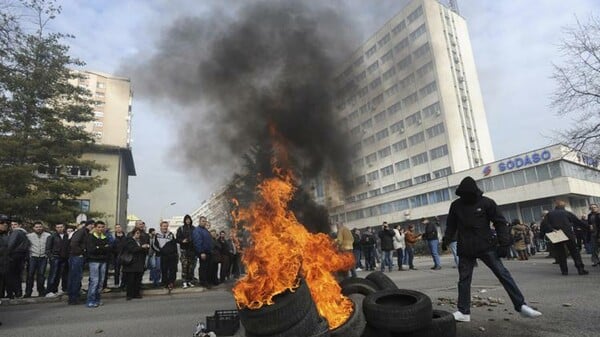 Βοσνία: Σφοδρές συγκρούσεις μεταξύ αστυνομίας και διαδηλωτών στην Τούζλα