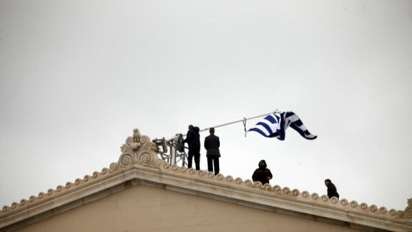 Σαρώνουν οι θυελλώδεις άνεμοι