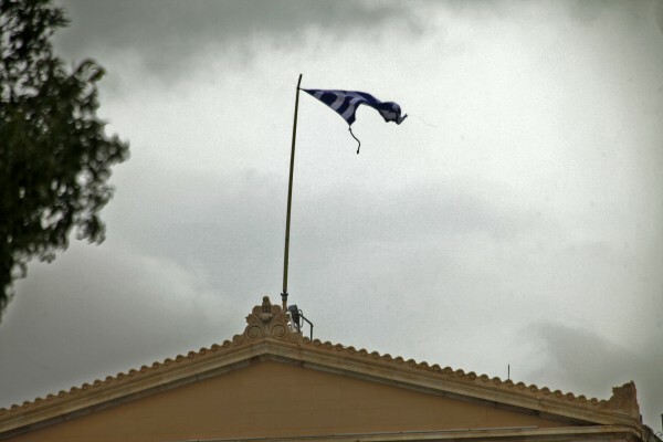 Σαρώνουν οι θυελλώδεις άνεμοι