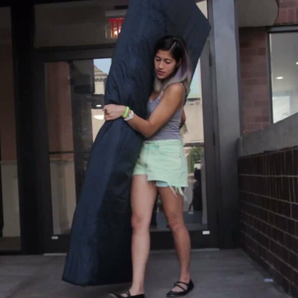Φοιτήτρια κουβαλά παντού το στρώμα της ως ένδειξη διαμαρτυρίας