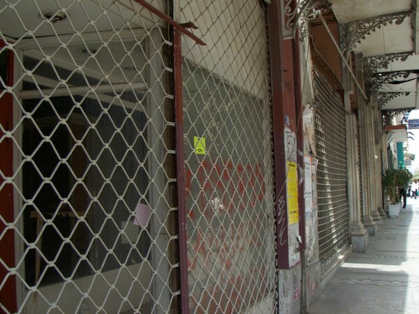 Κλειστά παραμένουν σχεδόν το ένα τρίτο των καταστημάτων στο εμπορικό κέντρο της Αθήνας
