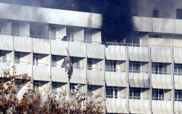 Οι Ταλιμπάν ανέλαβαν την ευθύνη για την αιματηρή επίθεση στο Intercontinental της Καμπούλ