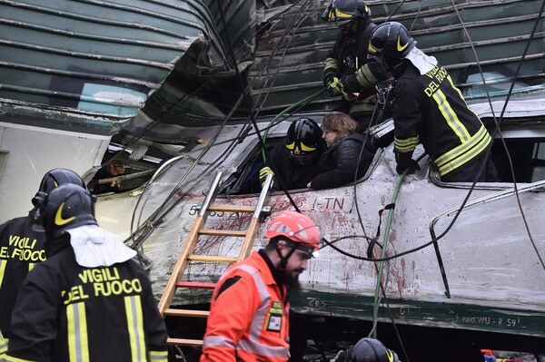 Nεκροί και δεκάδες τραυματίες από εκτροχιασμό τρένου κοντά στο Μιλάνο