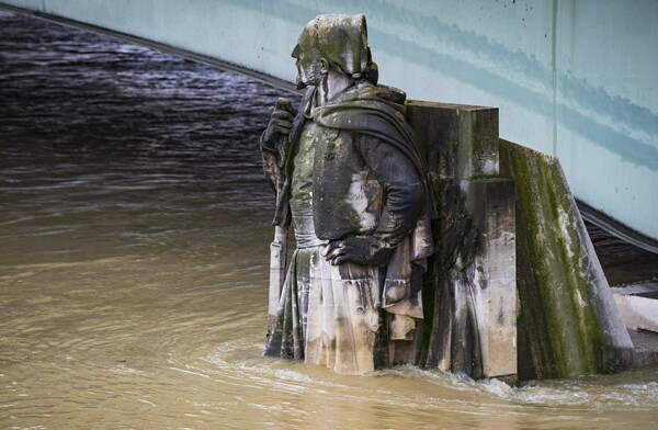 Πάπιες κολυμπούν στο οδόστρωμα: Συναγερμός στη Γαλλία για τις πλημμύρες καθώς αυξήθηκε κι άλλο η στάθμη του Σηκουάνα