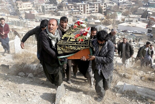 Τους 103 έφτασαν οι νεκροί και τους 235 οι τραυματίες από την αιματηρή επίθεση στο κέντρο της Καμπούλ