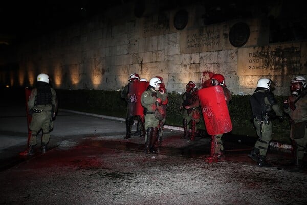 Επεισόδια έξω από τη Βουλή - Μπογιές και μολοτοφ σε ΜΑΤ