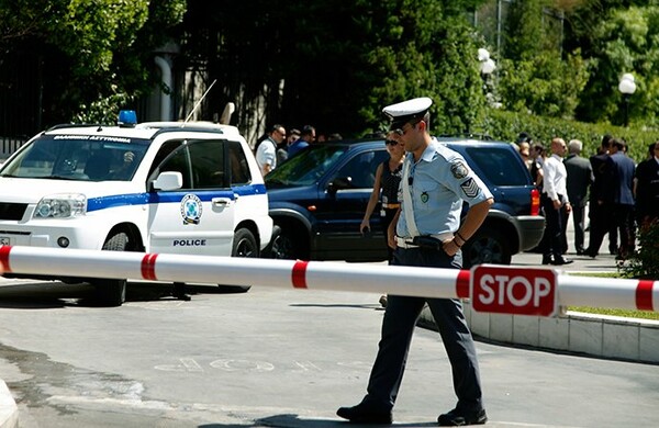 Δύο περίεργες συλλήψεις σήμερα στη Βουλή