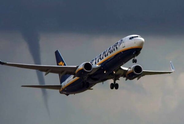 Αεροσκάφος της Ryanair απογειώνεται μια ανάσα από τον ανεμοστρόβιλο