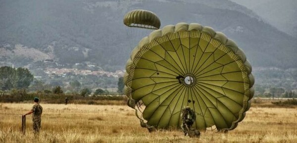 Κρήτη: Στην εντατική βρετανός αλεξιπτωτιστής μετά από πτώση από πολεμικό αεροσκάφος