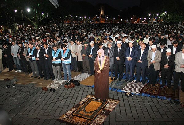 Χιλιάδες άνθρωποι προσευχήθηκαν ζητώντας να μετατραπεί η Αγία Σοφιά σε Τζαμί