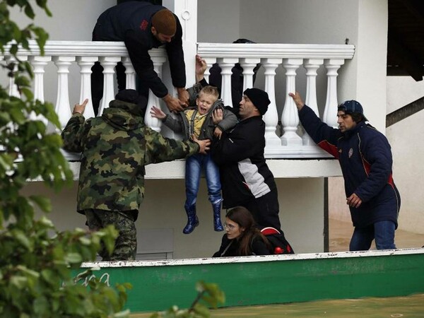 Δεκάδες νεκροί και ζημιές από τη θεομηνία στα Βαλκάνια