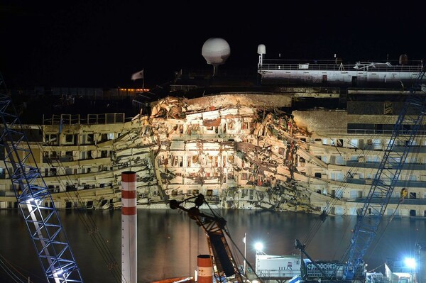 Μέσα στο «πλοίο φάντασμα» Costa Concordia