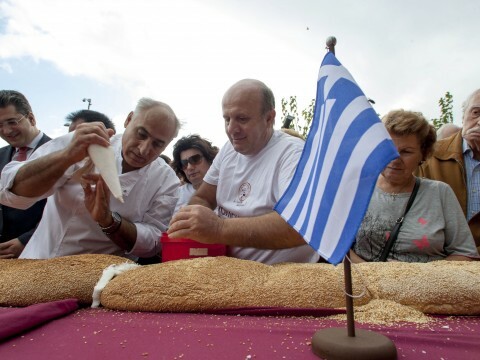 «Αγκάλιασαν» το Λευκό Πύργο με ένα τεράστιο κουλούρι