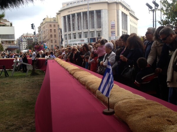 «Αγκάλιασαν» το Λευκό Πύργο με ένα τεράστιο κουλούρι