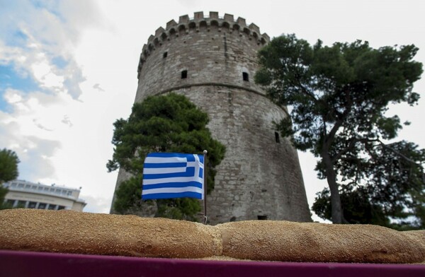 «Αγκάλιασαν» το Λευκό Πύργο με ένα τεράστιο κουλούρι