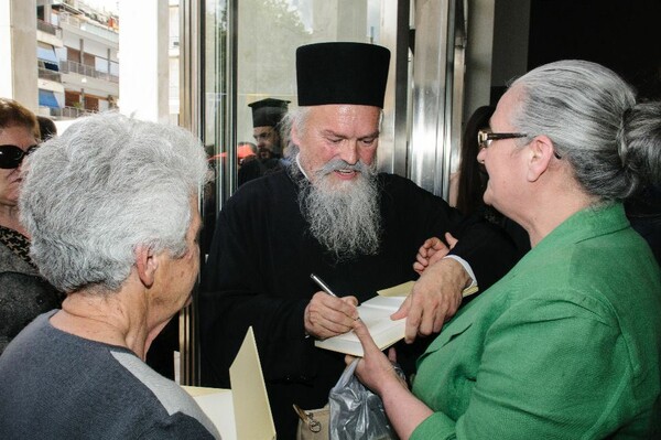 Οι γκέι, η γκόμενα και η χειροδικία στην αστυνομικό που εκνεύρισε τον Αρχιμανδρίτη