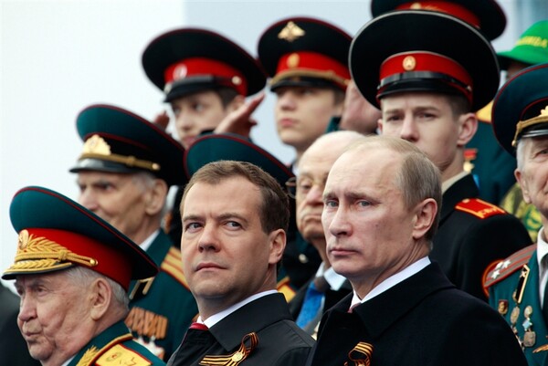 Ο Πούτιν κάνει (ξαφνικά) πίσω στην Ουκρανία