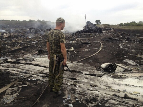 Συντρίμμια από την πτώση του Μπόινγκ των Μαλαισιανών αερογραμμών στην Ουκρανία