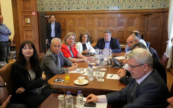Επεισοδιακή συνεδρίαση της -κουτσουρεμένης- κοινοβουλευτικής ομάδας των ΑΝΕΛ