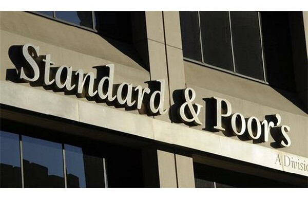 Η Standard & Poor’s υποβάθμισε σε Β- το αξιόχρεο της Ελλάδας