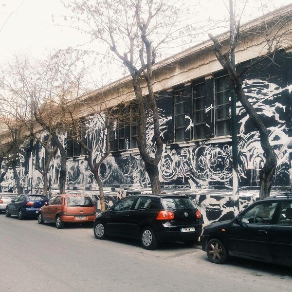 To τεράστιο γκράφιτι που κάλυψε το Πολυτεχνείο διχάζει