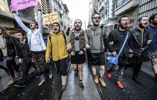 Τούρκοι με μίνι διαδηλώνουν κατά της σεξουαλικής βίας