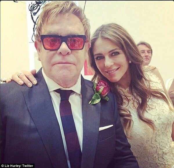 Ο Elton John αναμετέδωσε τον γάμο του στο instagram