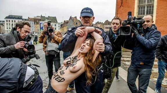 Επίθεση από γυμνόστηθες Femen δέχτηκε ο Στρος Καν