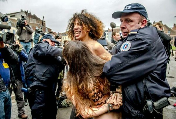 Επίθεση από γυμνόστηθες Femen δέχτηκε ο Στρος Καν