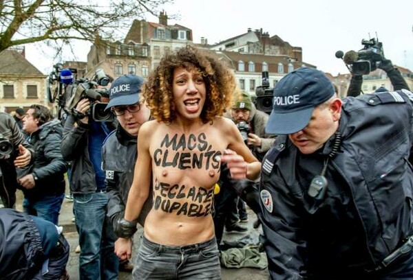 Επίθεση από γυμνόστηθες Femen δέχτηκε ο Στρος Καν