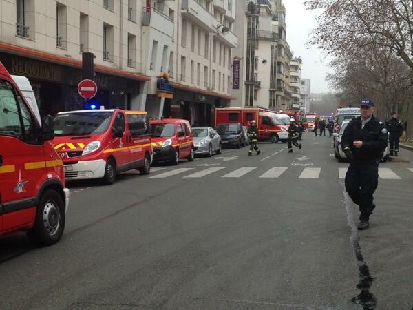 Μακελειό με 10 νεκρούς σε γραφεία περιοδικού στο Παρίσι