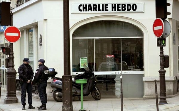 Μακελειό με 10 νεκρούς σε γραφεία περιοδικού στο Παρίσι
