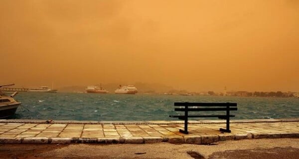 Σύννεφα, σκόνη και υγρασία