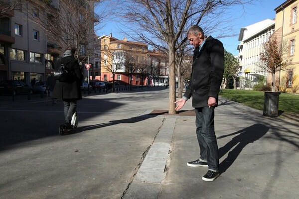 Ξήλωσαν τα παγκάκια για να διώξουν τους άστεγους