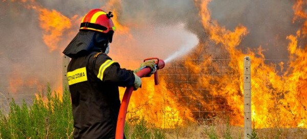 Ανεξέλεγκτη η φωτιά στην Ιεράπετρα